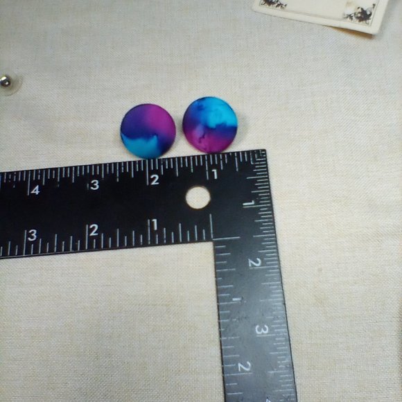 Pair of Women stud earrings - Picture 4 of 4